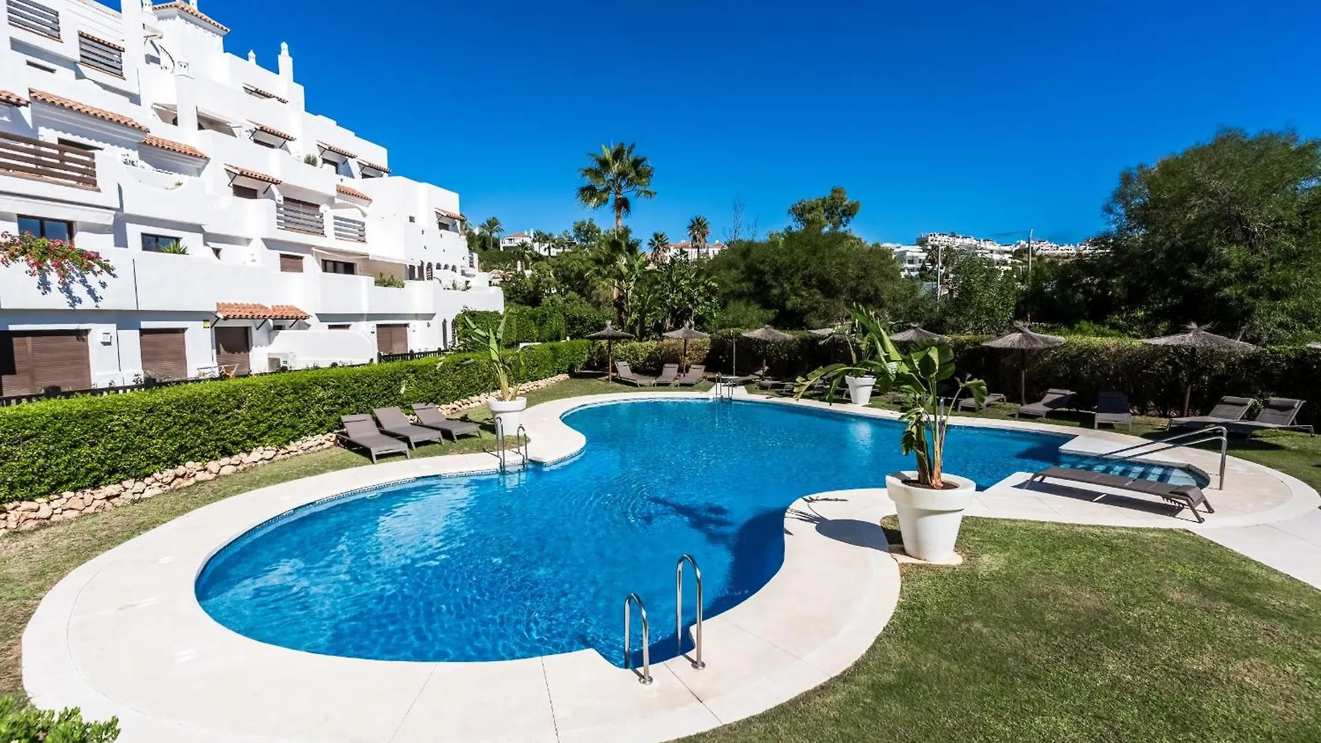 Prachtig Appartement Met Uitzicht Op Het Zwembad Estepona Apartment